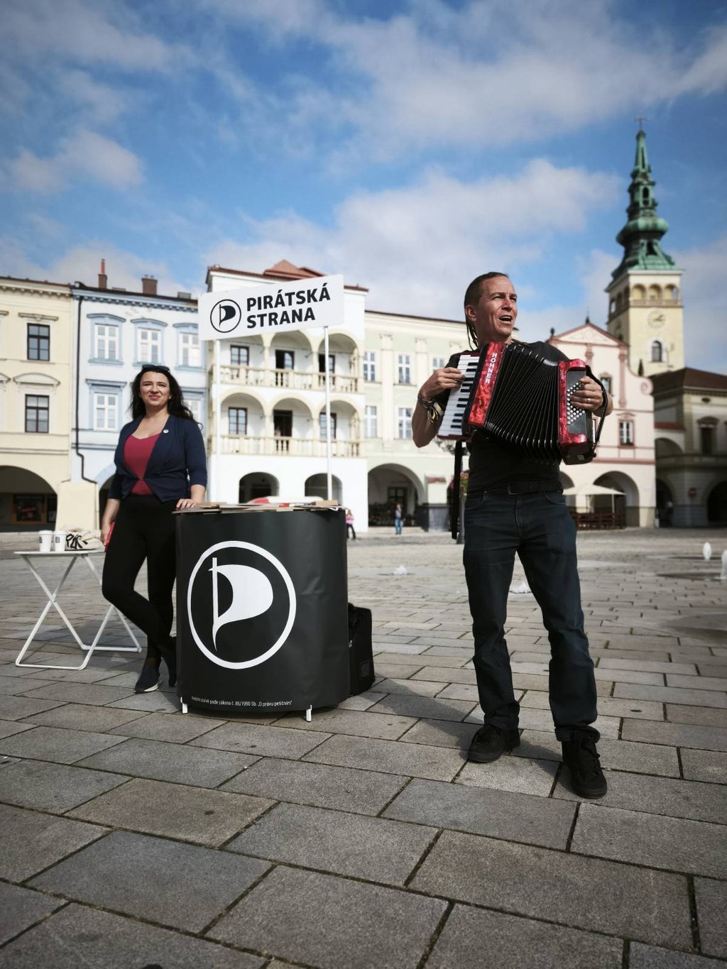 Anča s Ivanem na náměstí